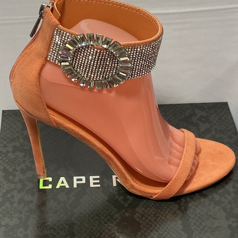 STUNNING HEELS NEW IN THE BOX COLOR NUDE  SIZE 9 WITH ZIPPERED BACK OPENING